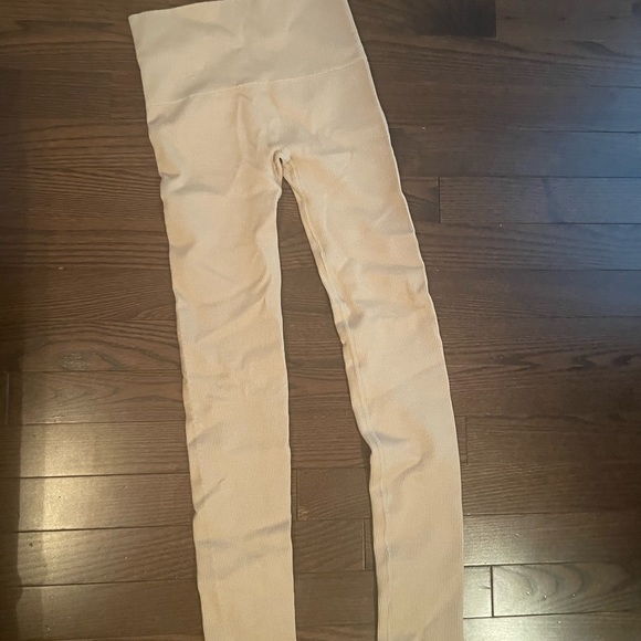 Aritzia leggings size xs (to small never worn) got as gift - Picture 2 of 2